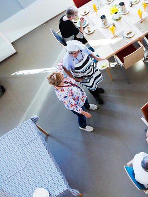 Kotisataman isossa ruokasalissa aterioi päivittäin noin 30 asukasta.