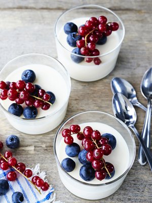 Makeat ja hapokkaat marjat ovat hyvä pari miedonmakuiselle piimähyytelölle.