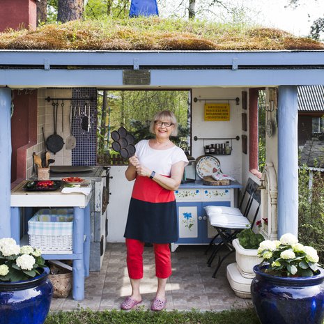 Lea Peltolan keittiössä paistetaan usein lettuja. "Tämän pannun löysin purkutalosta teini-ikäisenä", Lea kertoo.