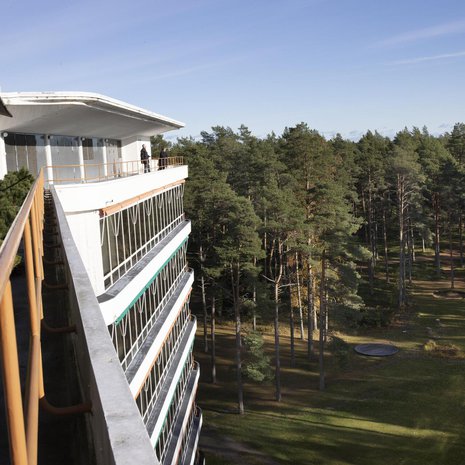 Paimion parantolassa aulaan, ravintolaan ja näyttelyyn pääsee tutustumaan itsenäisesti aukioloaikoina, muihin osiin opastetulla kierroksella.