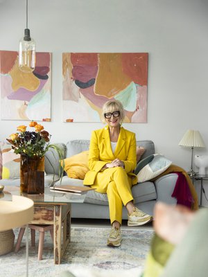 Keltainen on Marjan yrityksen tunnusväri. Aurinkoisessa  housupuvussa  hän totisesti  erottuu myös  koulutuksia pitäessään. Silmä laseja Marjalla on monet.  – Valitsen mustat pokat, kun haluan olla vakuuttava.