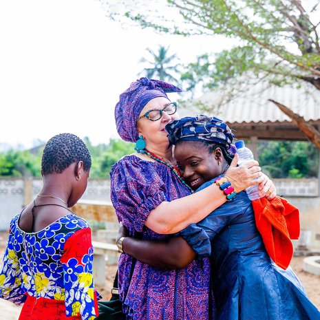 Jälleennäkemisen riemua. Jaana-Mirjamin puolison Sergen sisko Flore (oik.) huolehtii Alidasta, Sergen  tyttärestä.