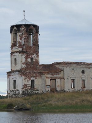 Ven&auml;j&auml;ll&auml; ruma ja kaunis usein yhdistyy. M&auml;elt&auml; avautuu upea maisema Laatokalle asti, mutta kun katsoo toiseen suuntaan, n&auml;kee Salmin kirkon lohduttomat rauniot, joista kasvillisuus puskee l&auml;pi.