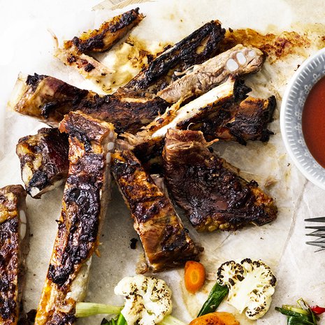 Grillaus sujuu kuin vauhdilla, kun esikypsennät ribsit uunissa.