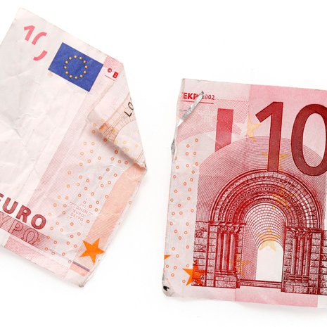 Vanha kympin seteli rikkinäisenä.