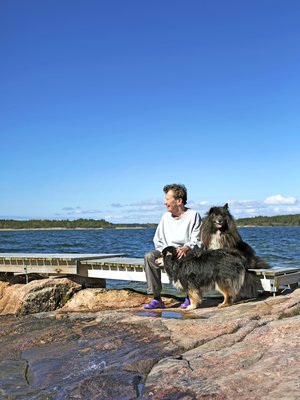 Taru Arho voi erityisen hyvin Houtskarissa. Seurana suomen­lapinkoirat Siiri ja Lyyti.