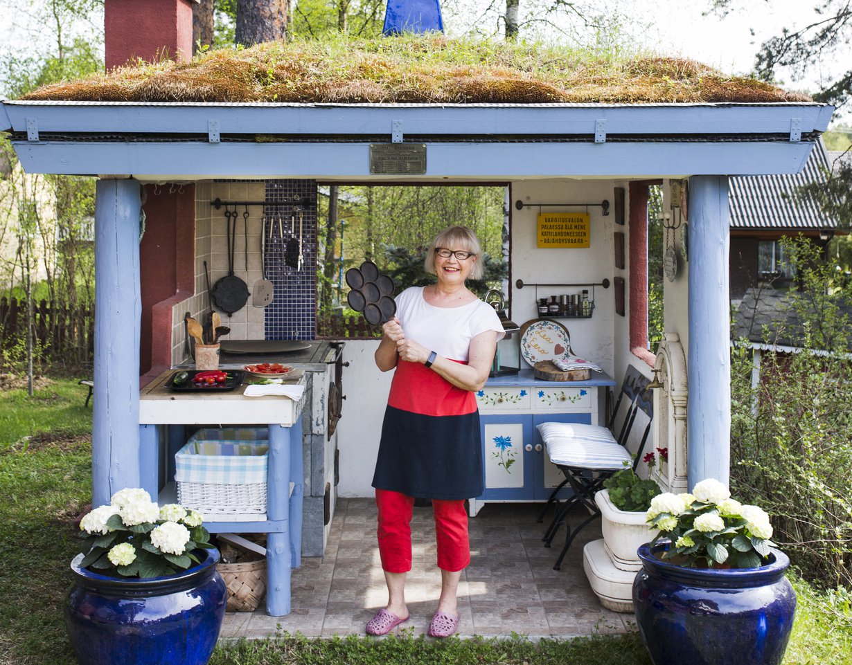 Lea Peltolan keittiössä paistetaan usein lettuja. "Tämän pannun löysin purkutalosta teini-ikäisenä", Lea kertoo.