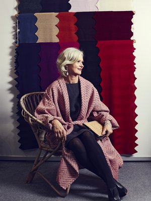 Aamutakista saa kimonon 130 e, Alajärven Kotitekstiili. Pellavamekko 125 e, Naturelli Verstas. Korvakorut 32 e, rannekoru 52 e, Design by Jaana Cederberg. Muodonmuutos-laukku 85 e, Moumou Design. Kengät 275 e, Terhi Pölkki. 