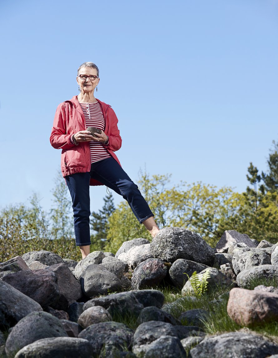 Kasa kiviä? Ei, vaan pronssikautinen hautarykelmä Helsingin Herttoniemessä. – Sen kunnossapito on nyt meidän arkeologian harrastajien vastuulla, Marja-Leena Laulaja kertoo.