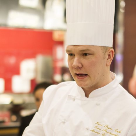 Vaikka Eero syö makeaa päivittäin, hän pysyy silti hyvässä kunnossa. Syy siihen löytyy kotoa eli 5-vuotias tytär ja kaksi koiraa, joiden kanssa Eero viettää vapaa-aikansa. Hän myös käy kuntosalilla.