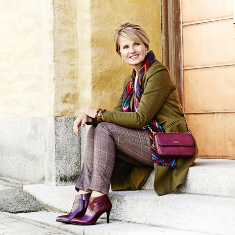 Väreissä ja kuoseissa on rikkautta. Ruutuhousut on klassikko! Takki 60 e, Gina Tricot. Neule 58 e, Benetton. Ruutu­housut 150 e, Ril’s. Korvakorut 33 e, Snö of Sweden. Global Accessories -huivi 25 e ja DKNY:n pikku­laukku 135 e, molemmat Stockmann. Rannekorut 43–49 e/kpl, Ti Sento. Zindan nilkkurit 159 e, Zio.