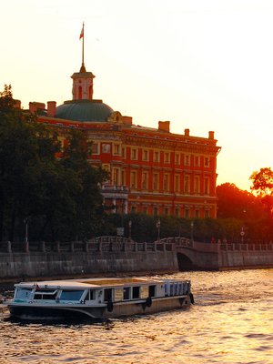 Insin&ouml;&ouml;rilinna Neva varrella on Pietarin maamerkkej&auml;.