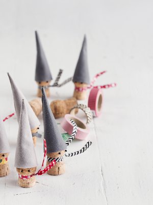 Joulun lähestyessä tontuille voi tehdä punaiset lakit ja koristaa ne pienellä kulkusella.