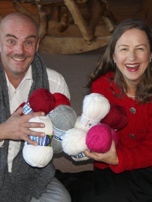 Villasukkaoopperan laulajat, tenori Ilkka Hämäläinen ja sopraano Kaija Nuoranne .