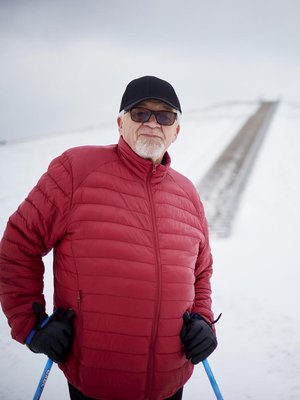 Pertti Korhonen kehittelee riimejä myös sauvakävelyllä ollessaan.