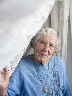 Elli Pöyhönen ei ole puolessa vuosisadassa ehtinyt kyllästyä olohuoneestaan avautuvaan maisemaan.