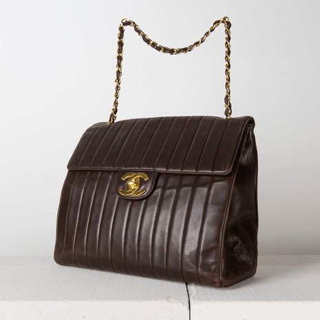 Merkkilaukut ovat suosittuja muoti-&vintage-huutokaupoissa. Tämä Chanelin nahkalaukku kooltaan 37x13x31 cm maksoi huutomaksuineen Bukowskin muotihuutokaupassa Tukholmassa keväällä runsaat tuhat euroa. Laukussa on hieman kulumia nurkissa.