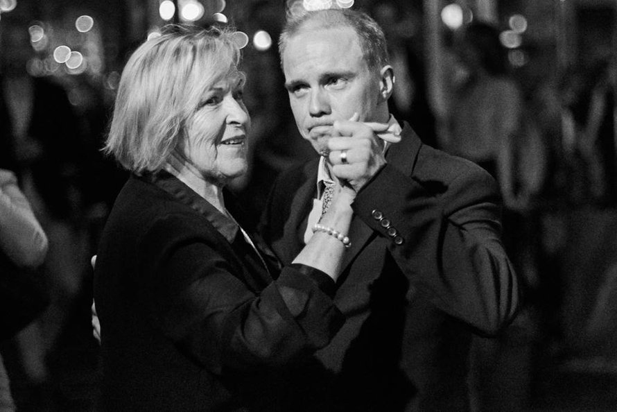 Raija Mäki tanssii elokuvan ensi illassa hänen miestään esittäneen Jarkko Lahden kanssa.