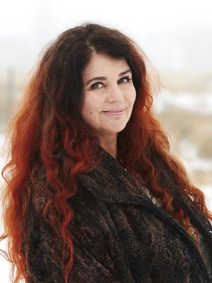 Riitta Väisänen asuu tyttärensä kanssa Orimattilassa. Hänen toinen kotinsa on puolison luona Ylöjärvellä. Riitta sai elämäntyöstään Kultainen Venla -palkinnon vuonna 2015.