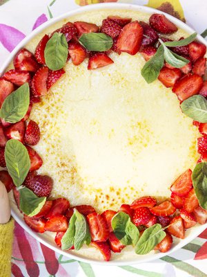 Ripottele crème brûléen reunoille sesongin mukaan tuoreita mansikoita, vadelmia tai mustikoita.