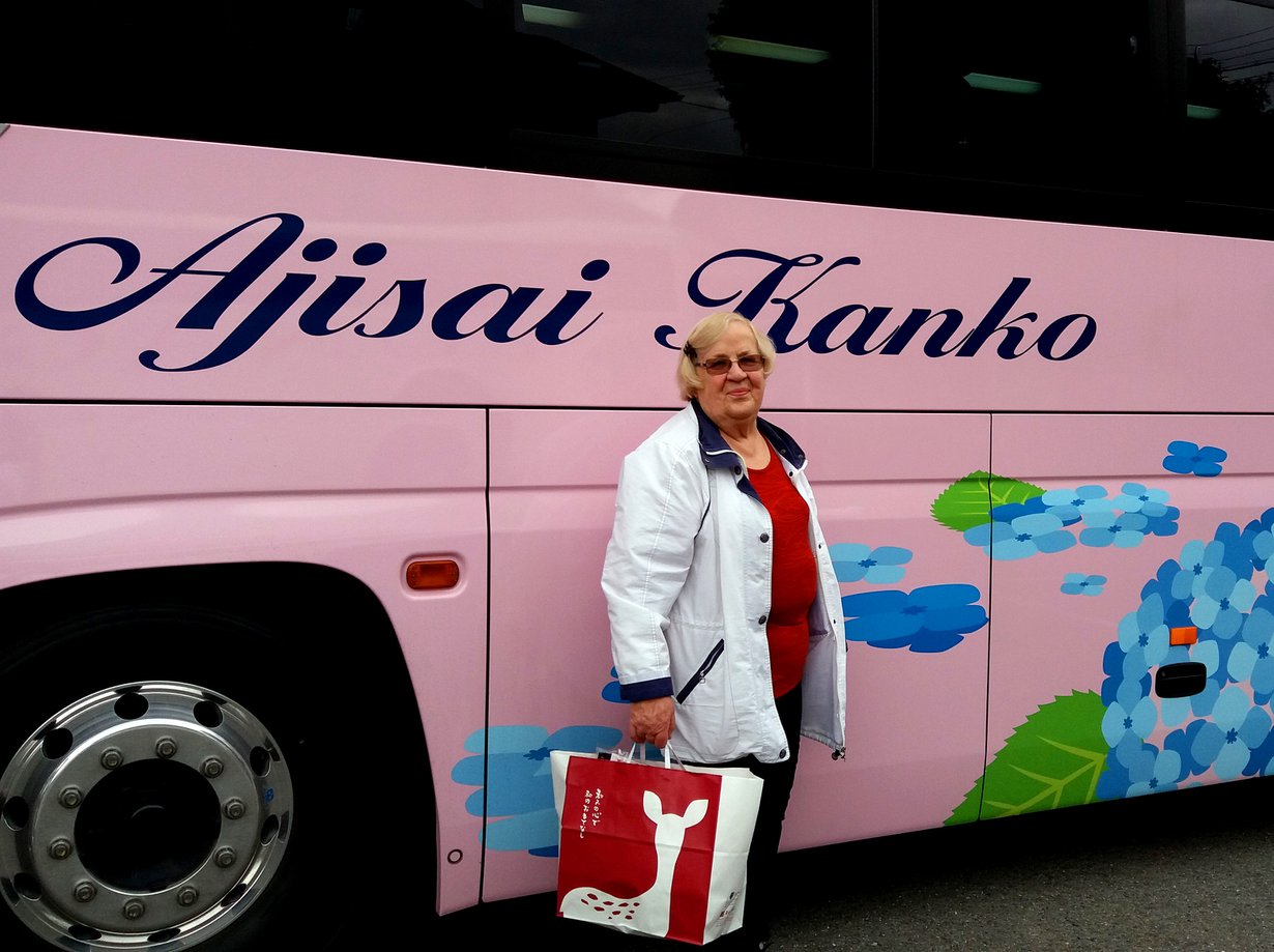 Kuljimme Japanissa bussilla, joka oli upeasti maalattu, kertoo Kerttu Miettinen.