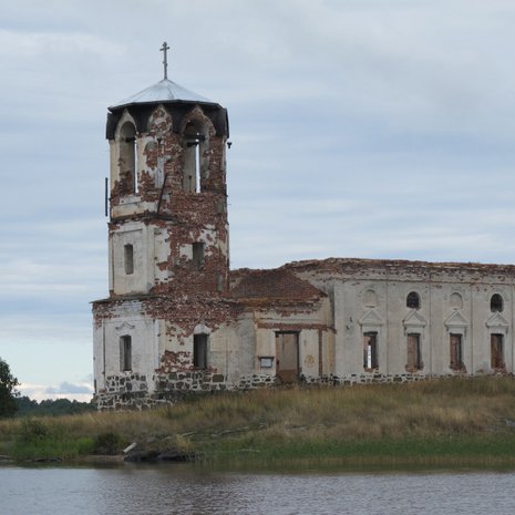 Ven&auml;j&auml;ll&auml; ruma ja kaunis usein yhdistyy. M&auml;elt&auml; avautuu upea maisema Laatokalle asti, mutta kun katsoo toiseen suuntaan, n&auml;kee Salmin kirkon lohduttomat rauniot, joista kasvillisuus puskee l&auml;pi.