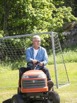 Mökillä puuhailu   oli Tapiolle jo   työvuosina paras   tapa rentoutua .