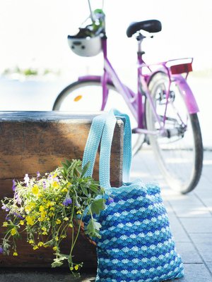 Rento, verkkomainen kassi on mukava heittää olalle tai kietaista pyörän ohjaustankoon.