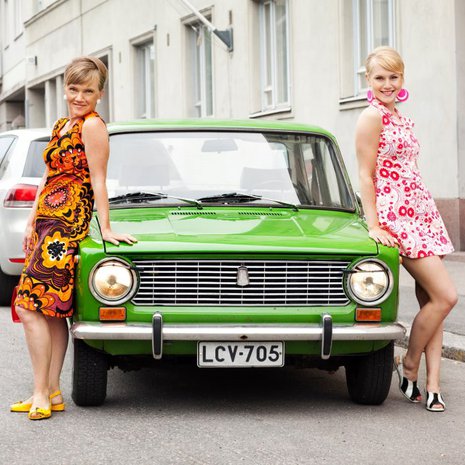 Toimittaja Reija Ypyä (vas.) osaa bongata hyvät tyylit. Tässä poseerataan yhdessä Selma-tyttären kanssa.
