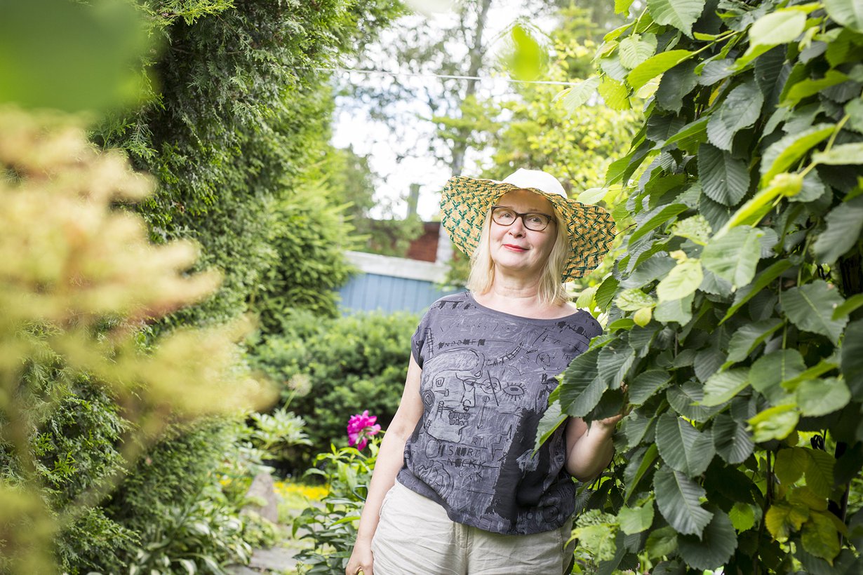 Merja Svensk on syntynyt 1956 Lappeenrannassa ja asuu Helsingissä. Merjan perheeseen kuuluvat mies, kaksi omaa lasta ja kaksi miehen lasta. Merja on julkaissut esikoisromaaninsa Kaksoissidos (Robustos) kesällä 2016.