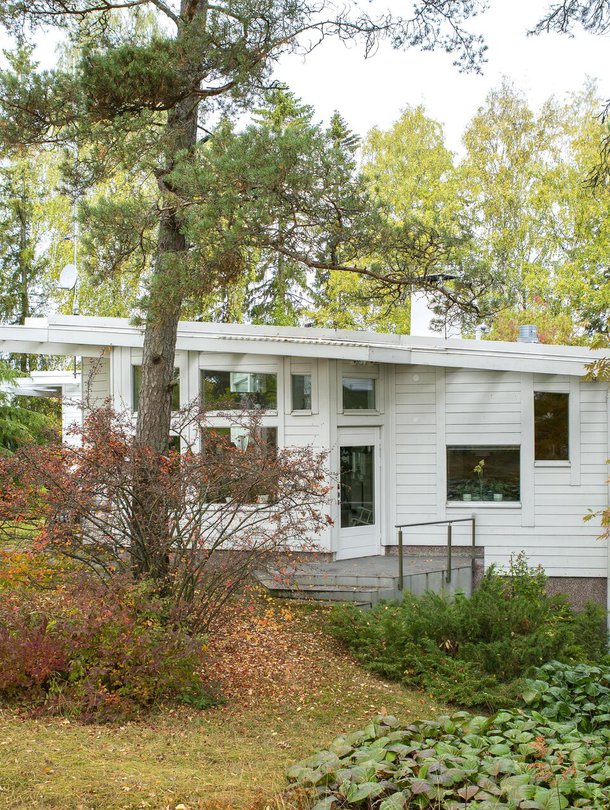 Talon monimuotoisuus avautuu kauniisti sisäpihan puolelle. Siinä on yhteensä 270 neliötä kolmessa eri tasossa.  Pietilät halusivat luoda uudenlaisen puisen pientalon.