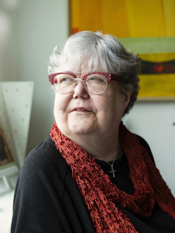 – Täällä palvelutalossa olen huomannut, että monet eivät uskalla olla läheisilleen vaivaksi. Mutta ei ihmisen tarvitse olla kaiken kestävä. Kyllä muille saa olla vähän vaivaksikin, piispa emerita Irja Askola sanoo.