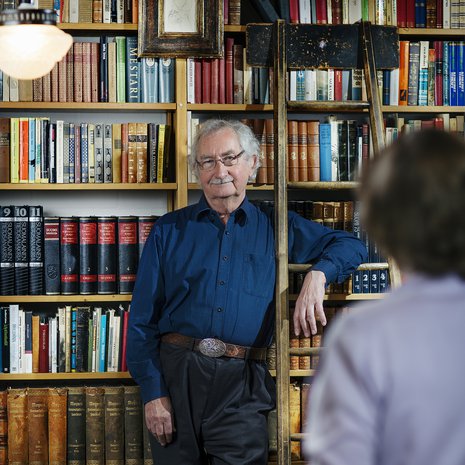 Ervo Vesterinen on intohimoinen kirja- ja musiikkiharrastaja. - Nuorena haaveilin viulistin urasta. Jouluaattoperinteisiini kuuluu yhä musisoiminen viululla ja pianolla.