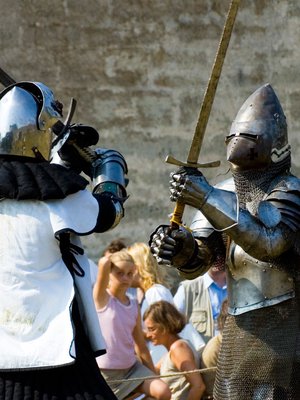 Kesäisin Kuressaaren Piispanlinnassa järjestetään keskiaikaisia turnajaisnäytöksiä.