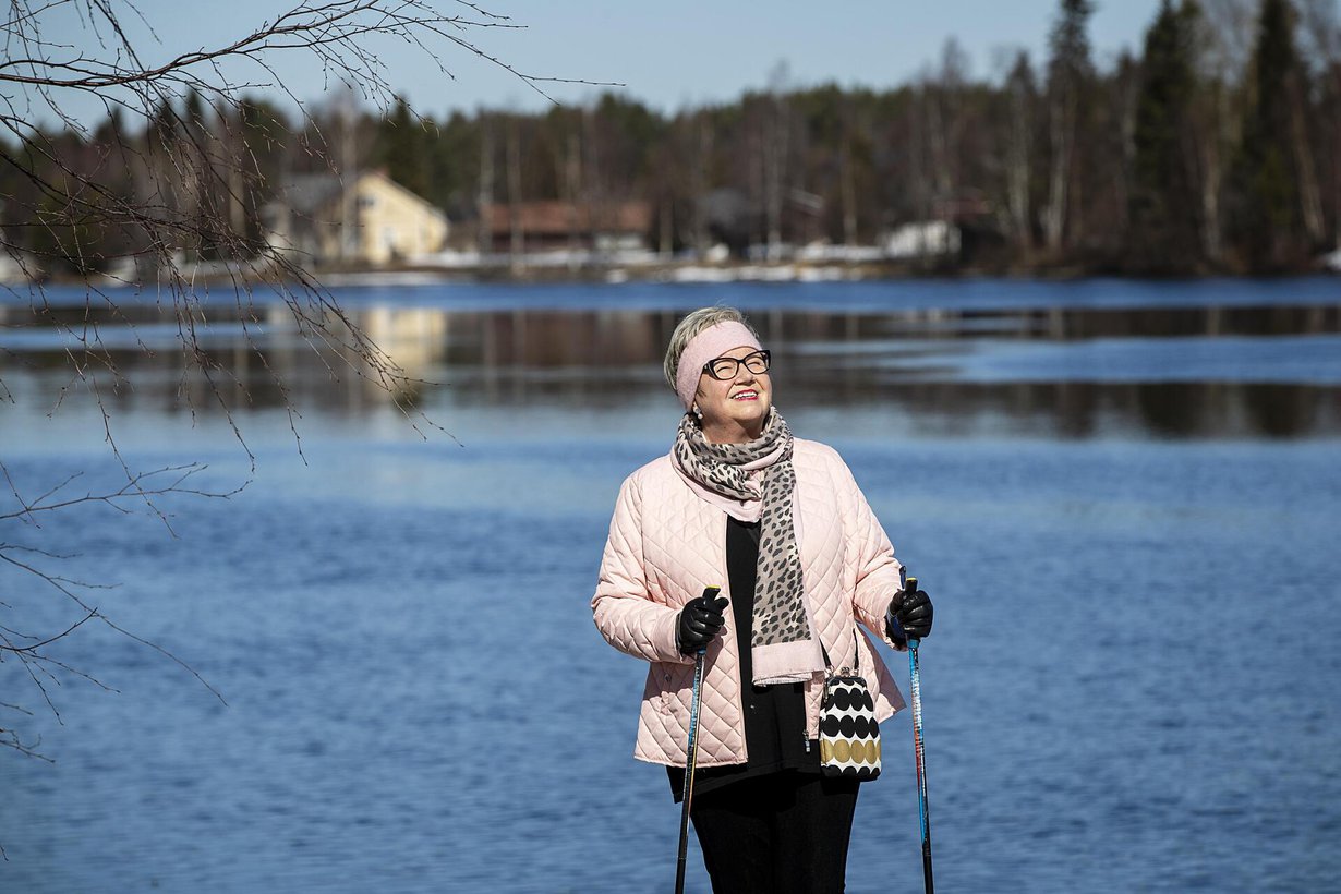 Sirpa mittaa askeleitaan aktiivisuus-rannekkeella.
