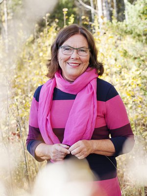 Puutarhassa Tuula Kallioniemi pääsee oikomaan kirjoittamisen jäykistämää kroppaa.