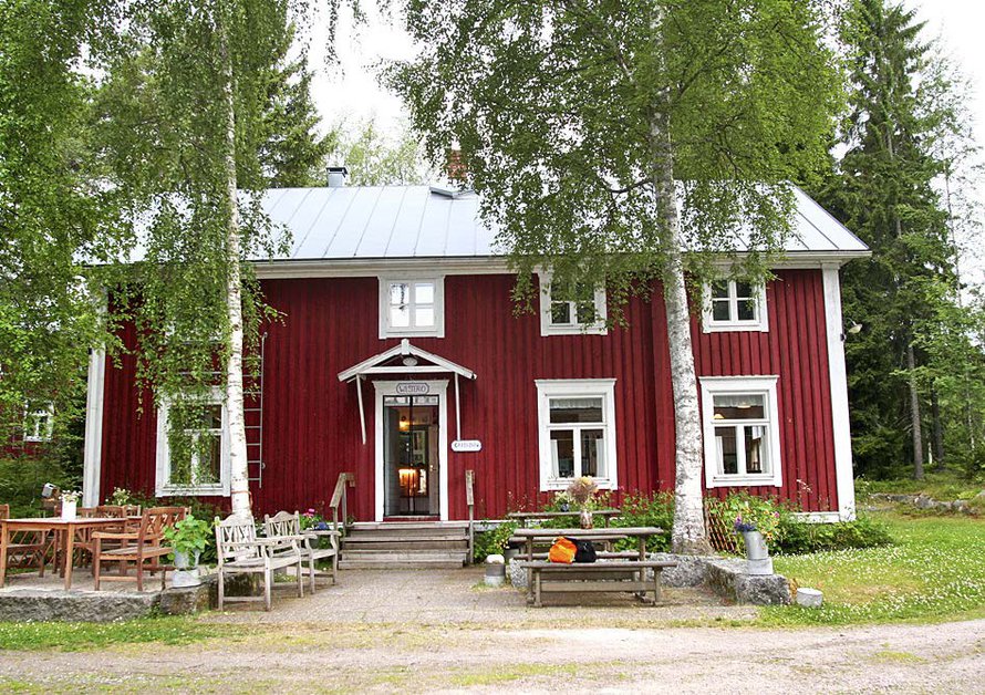 Saaristotila Varppi sijaitsee Väesterön saarella. Tilalla yövytään hirsitalossa.