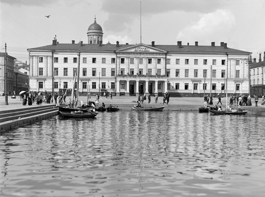 Hotelli Seurahuone (nykyinen Helsingin kaupungintalo) n&auml;htyn&auml; Kolera-altaan yli, Kauppatorin laidalla.