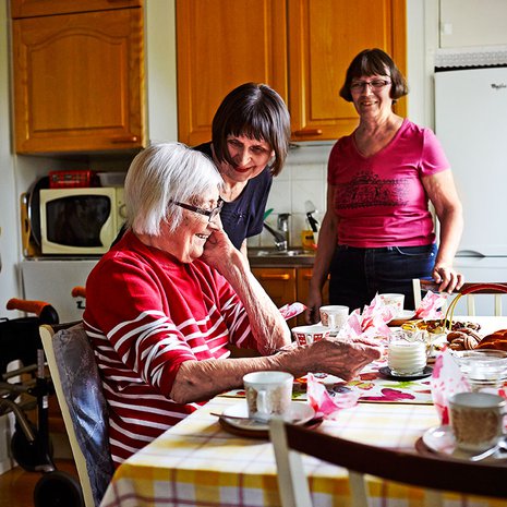 Hyvät kahvit kuuluvat itseoikeutetusti Alli Majapuron ja hänen turvarinkinsä päiväohjelmaan. Seurana miniä Irmeli ja tytär Pirkko.