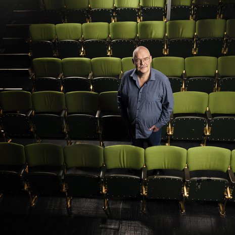 Mikko Roiha yrittää   luoda itselleen   vapaa-aikaa ja iloa   tuottavia taukoja,   sillä hän ajattelee   töitä koko ajan.   – Se on vitsaus,   hän sanoo.