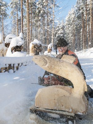 Lohi on klassinen puuveistoksen aihe.