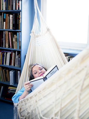 Kirsti Mannisen riippumatossa mellastavat romaanihenkilöt, kun alitajunta ottaa ohjat.