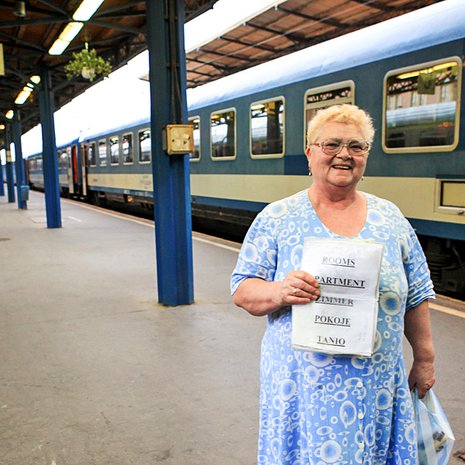 Budapestiin saapuvaa  junailijaa ovat vastassa huoneita vuokraavat kaupunkilaiset.