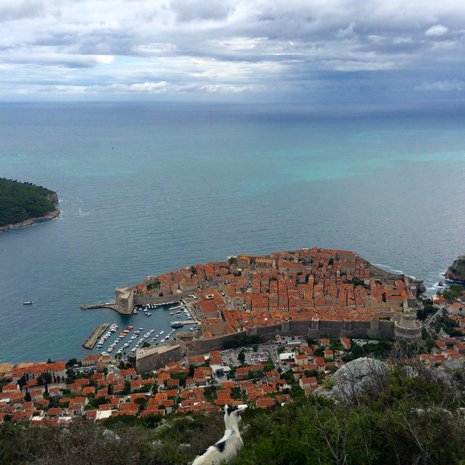 Srd-vuorelta näkee vanhaankaupunkiin ja jopa 60 kilometrin päähän merelle.