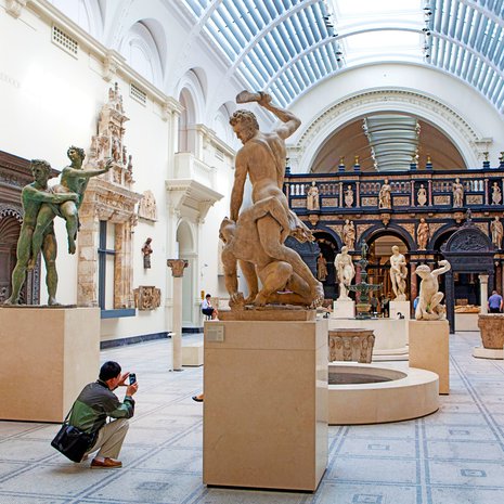 Victoria & Albert Museumissa on 150 galleriaa ja yli neljä miljoonaa esinettä.
