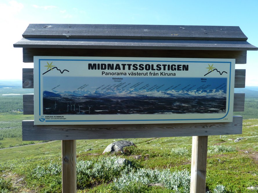 Kaupungin lähellä sijaitsevalle Luossavaaralle kulkee viitoitettu, mukava reitti nimeltään midnattsolstigen eli keskiyön auringon polku.
