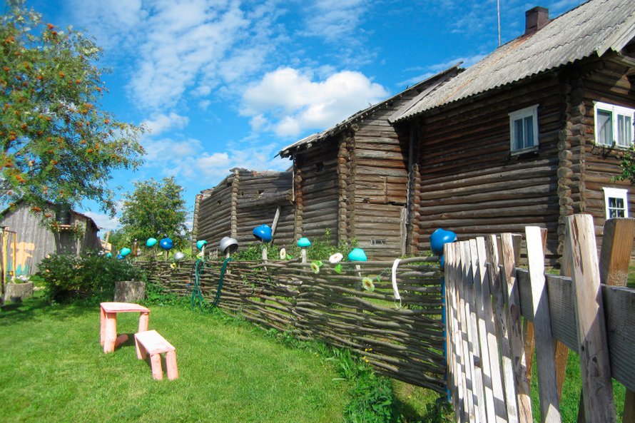 Karjalaiskyliss&auml; on ikivanhoja hirsitaloja, joista osa on ik&auml;v&auml; kyll&auml; huonossa kunnossa.