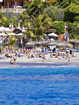 Tästä Teneriffa tunnetaan:  kilometrikaupalla rantaa ja lomahotelleja.