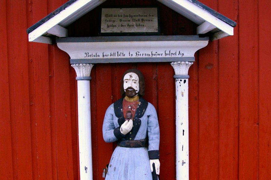 Larsmon 1700-luvulla rakennetun kirkon vaivaisukko on komea. 