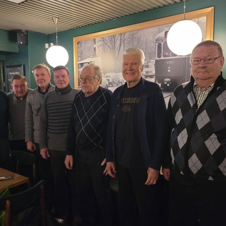 - Ehkä meistä seitsemästä saisi Jukolan viestiin joukkueen. Oikealta Heikki Pohjonen, Timo Kokko, Heikki Salo, Jorma Kannisto, Veikko Hytönen, Kalervo Kuusisto ja Erkki Liinanto.